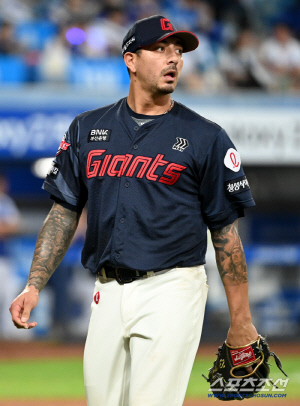 'ML 38승' 역대 최고 커리어, 충격적 패전처리 전락...8년 연속 PS 실패 '롯데의 비극'