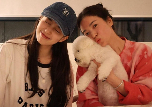 송혜교, ♥수지에 양말 두켤레 받고 행복 "고마워, 따뜻해"
