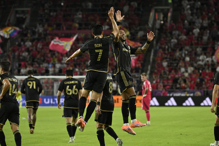 "韓 슈퍼스타 손흥민, 美 역사 작성했다" '세계 최고의 듀오' SON-부앙가, 6경기→17골 합작 신기록