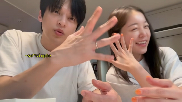 “결혼식 D-30” 윤선우♥김가은, 심플한 웨딩링 공개…달달 눈빛은 덤