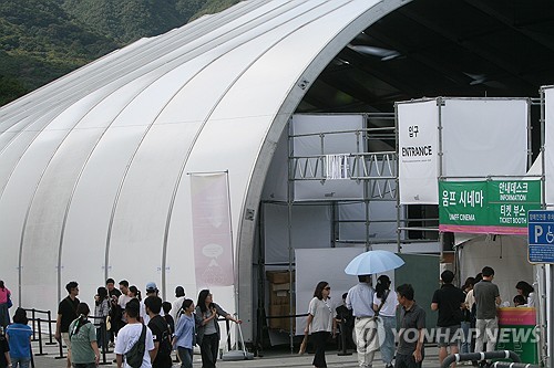 (울산=연합뉴스) 장영은 기자 = 주말 휴일인 27일 울산 울주군에서 열리는 국내 유일 국제산악영화제인 제10회 울산울주세계산악영화제가 개막 이틀째를 맞은 가운데 행사장에는 관람객 발길이 이어지고 있다. 2025.9.27 young@yna.co.kr