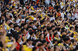 야구장 전광판에 