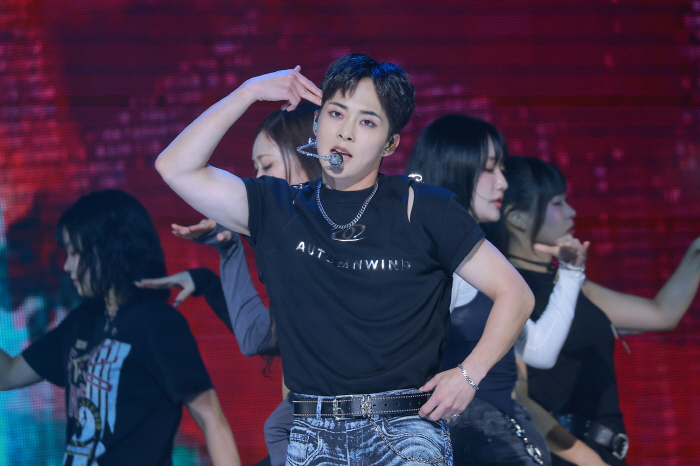 엑소 시우민, 앙코르 팬콘 성료…10월 신곡 깜짝 공개