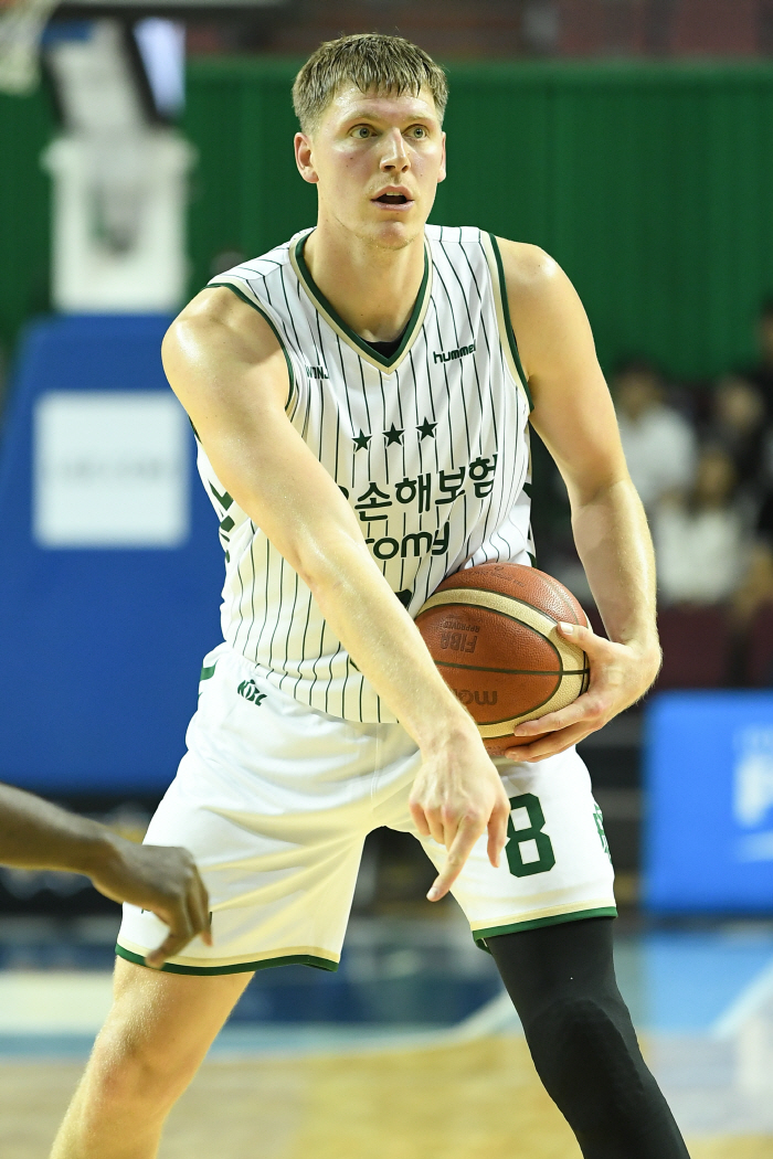 "2m8→리딩도 OK" '대박 조짐' 원주 DB 헨리 엘런슨 "3점슛은 내 무기…더 적응해야 할 부분 有"