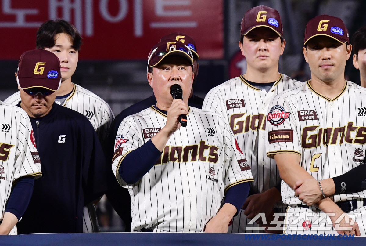 홈 120만 관중 돌파한 부산의 비극…비밀번호 넘어선 8년의 암흑기, 김…