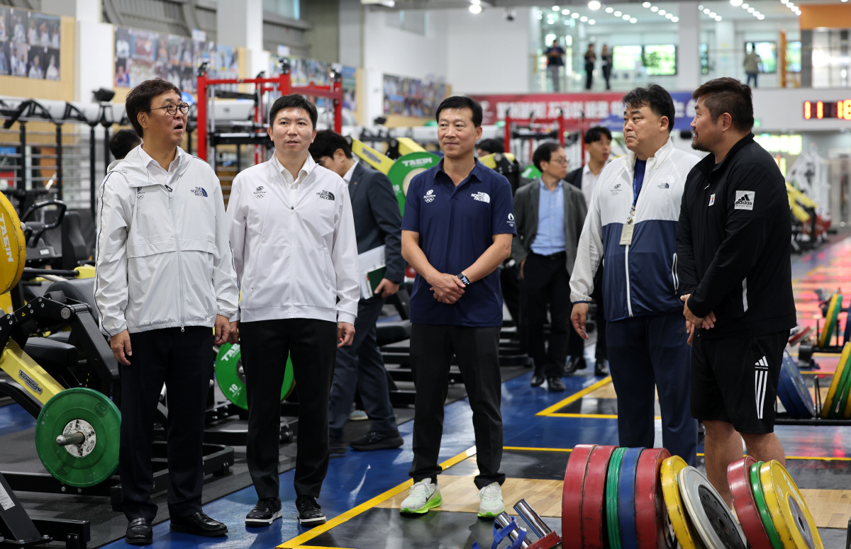 "국가대표는 국민의 자긍심,품위손상 없어야" 최휘영 문체부장관 진천선수촌…