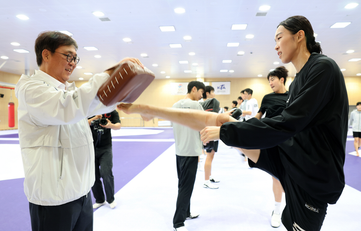 "국가대표는 국민의 자긍심,품위손상 없어야" 최휘영 문체부장관 진천선수촌…