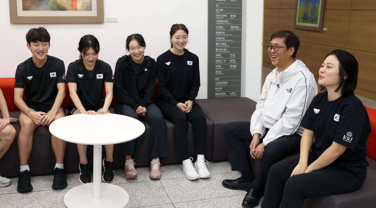 "국가대표는 국민의 자긍심,품위손상 없어야" 최휘영 문체부장관 진천선수촌…