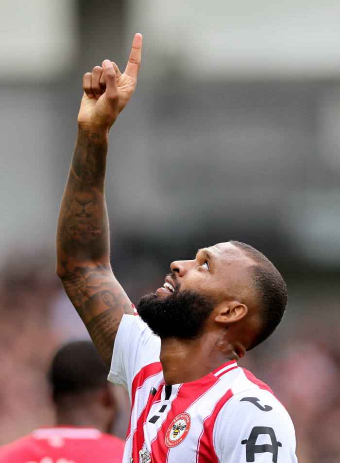 '英 BBC도 충격' 조규성급 반전의 주인공...아모림을 무너트린 사나이, 벽돌공 출신 '효자' 공격수