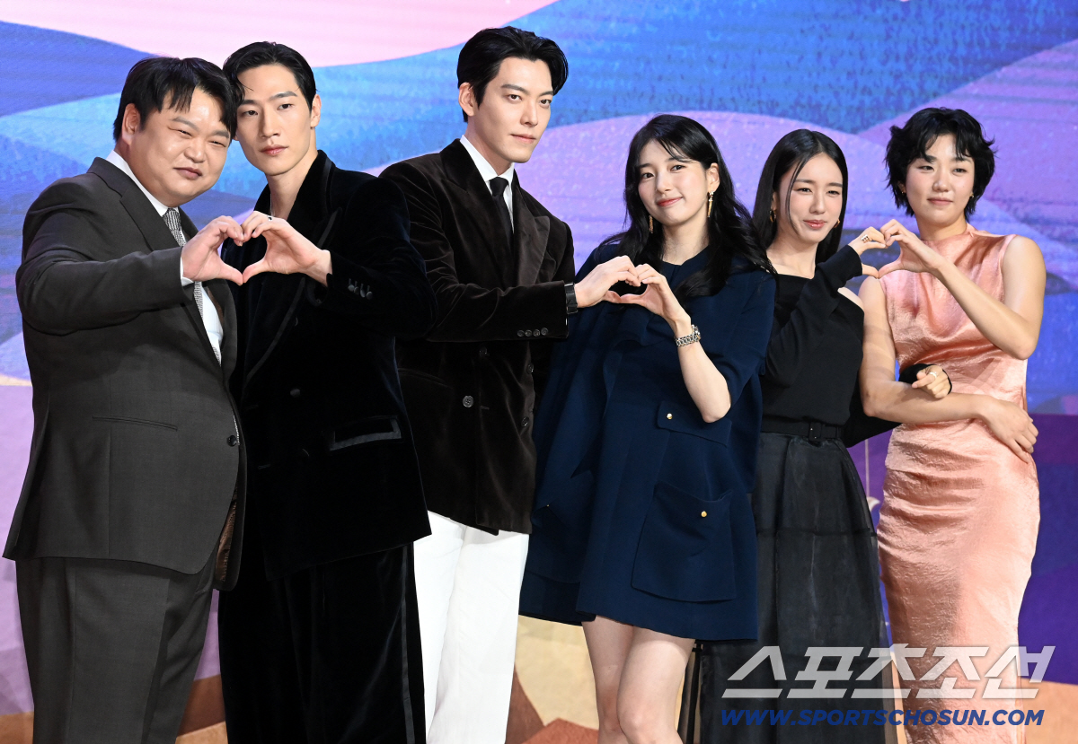 [SC현장] "가족끼리 보세요"..'지니' 김우빈♥'사패' 수지 '다 이…