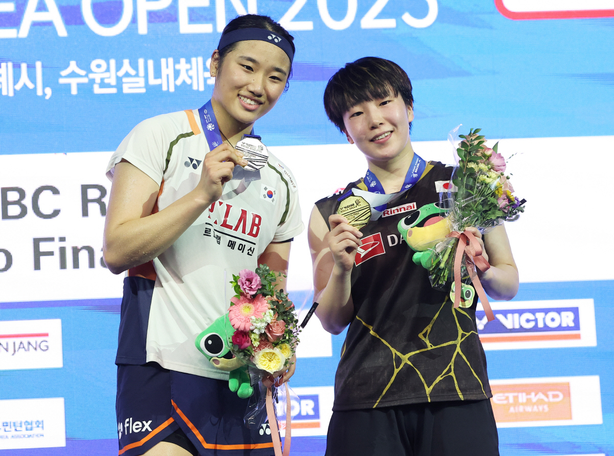 (수원=연합뉴스) 홍기원 기자 = 28일 경기도 수원체육관에서 열린 세계배드민턴연맹(BWF) 월드투어 슈퍼 500 코리아오픈 여자단식 시상식에서 우승을 차지한 일본 야마구치 아카네와 준우승을 차지한 한국 안세영이 포즈를 취하고 있다.