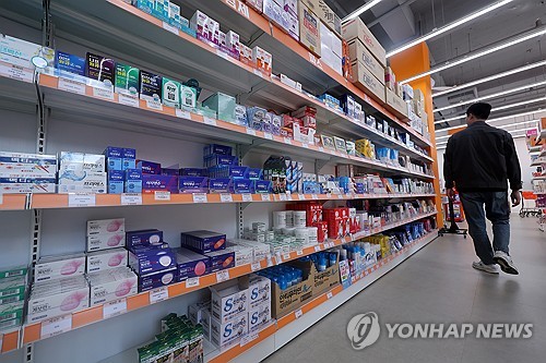 길이 5ｍ 매대에 파스만 수십여종…광주 첫 창고형 약국 개점