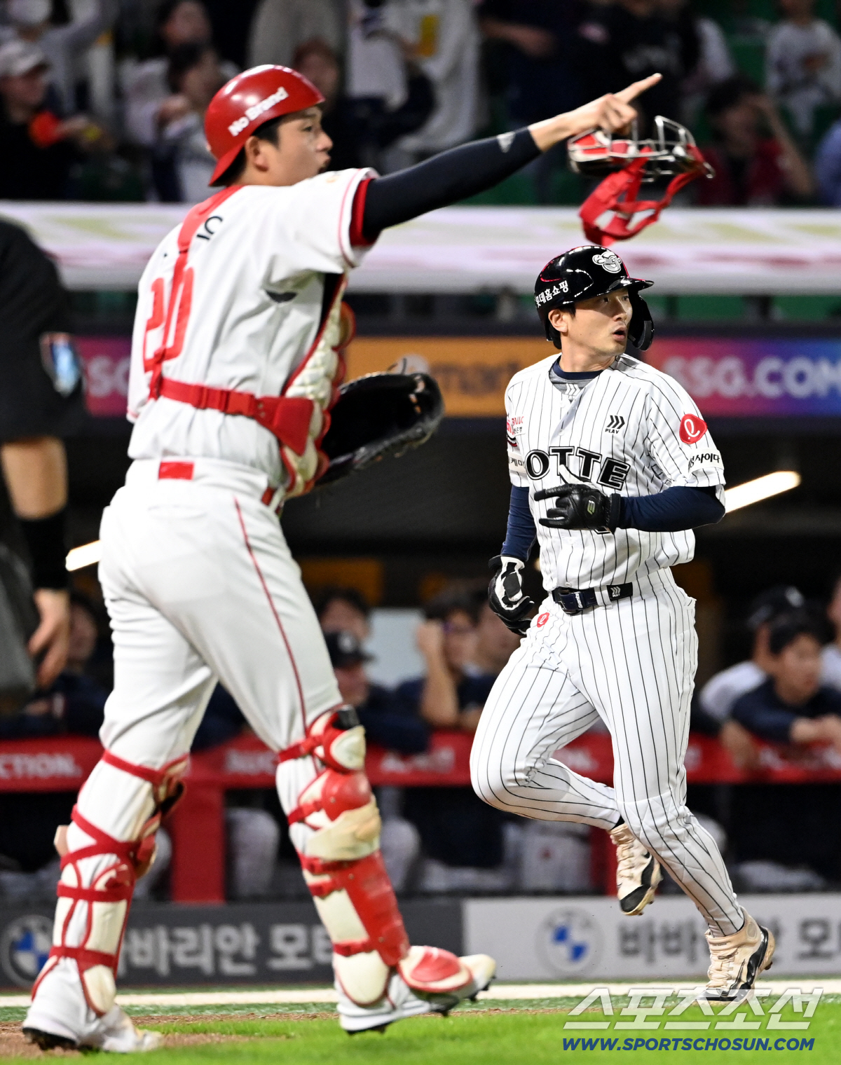 '코치도 말렸는데' 타구도 안 보고 홈 돌진, 더블플레이 '참사'... …