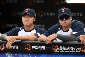 '슈퍼 루키가 슈퍼 샤이라니.' 류현진이 항상 옆에 있는데... 류현진 커브를 키움 친구에게 대리 질문으로 배웠다. LG도 격파한 155km 2순위 신인 