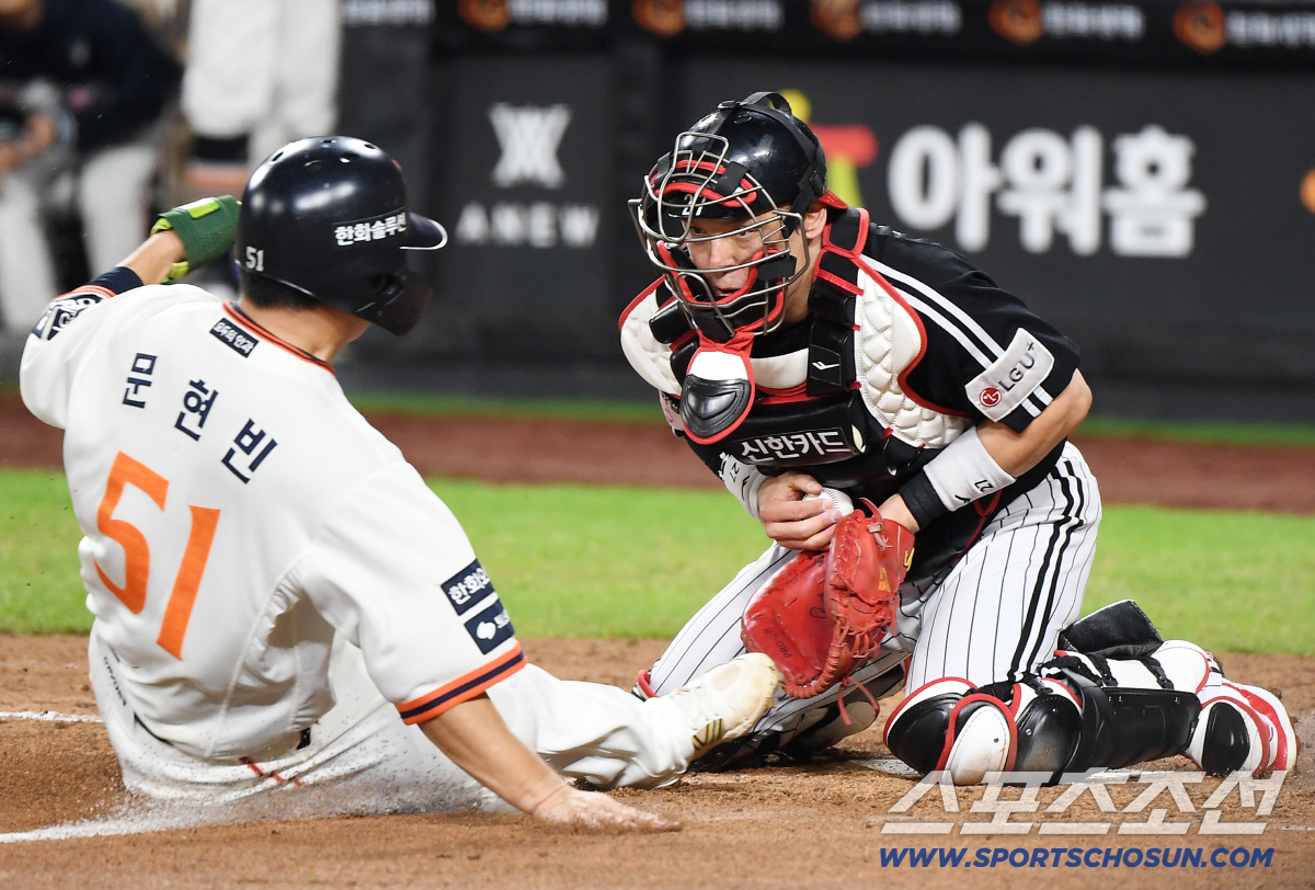 감싸주던 염경엽 감독도 끝내 쓴소리...한화만 만나면 흔들리는 베테랑 포…