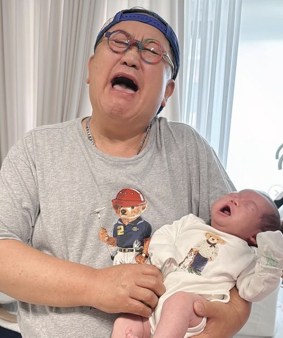 4개월 손녀에 푹 빠진 이용식…"넌 이제 다 컸어! 완벽해!" 눈물겨운 …