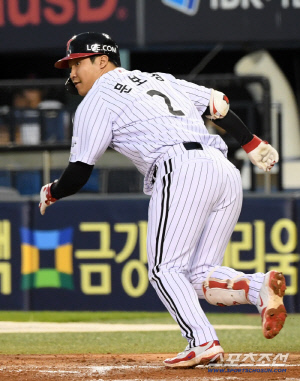 사라졌던 108타점 4번타자 복귀하자 2루수 골든글러브 후보가 사라지다. 어제 3루수 구본혁 오늘은 2루수로 출전[잠실 현장]