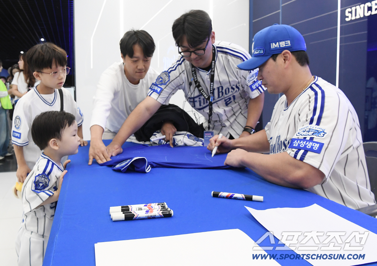 [포토] 오승환 사인회. 아들 서준 군도 궁금증 가득