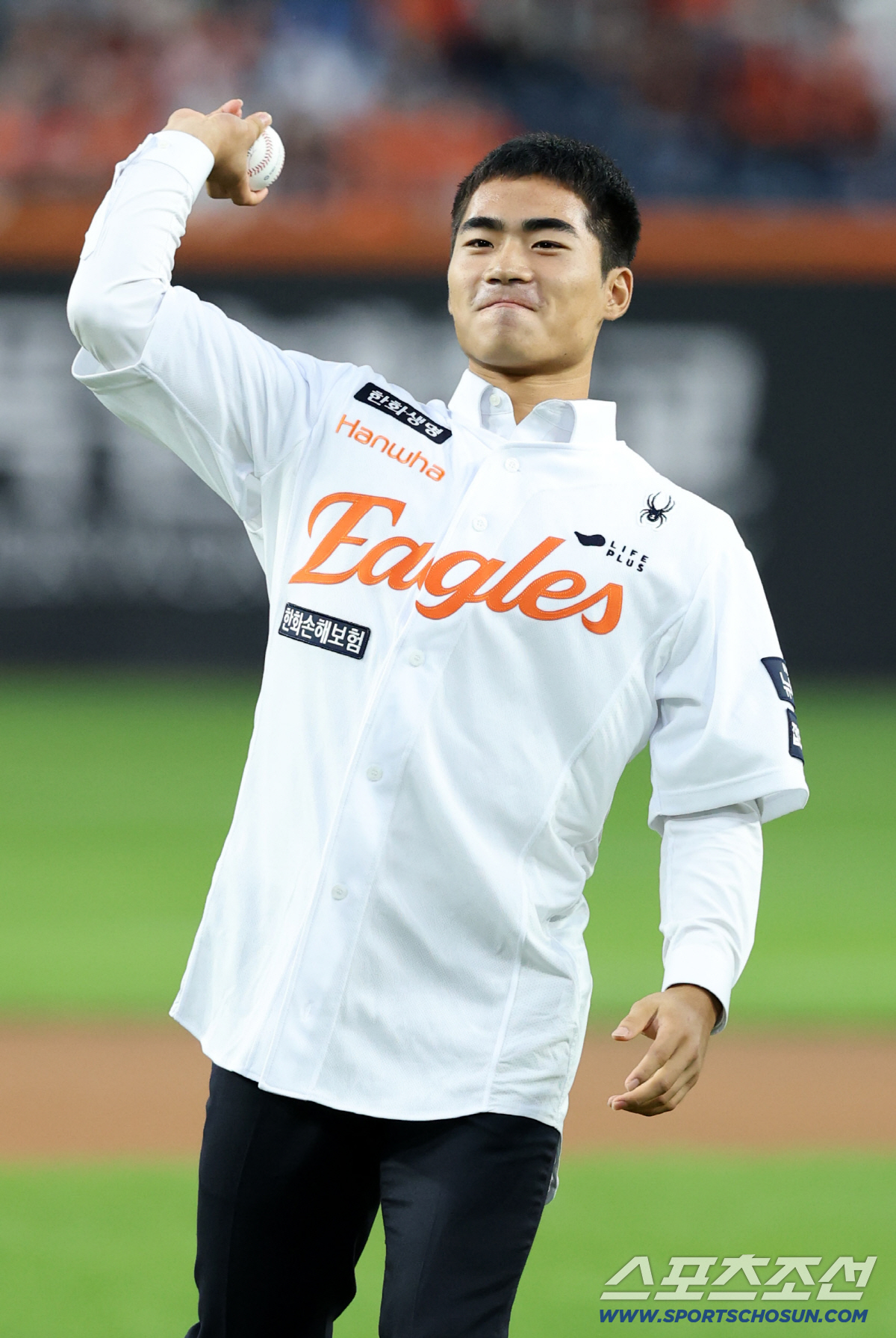 [포토] 시구하는 한화 루키 오재원