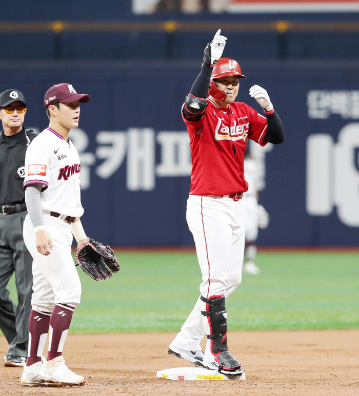 '가을 DNA는 영원하다' 작년 눈물 잊은 SSG, 자력으로 3위 확정 …