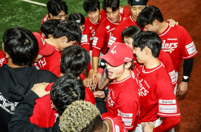 '가을 DNA는 영원하다' 작년 눈물 잊은 SSG, 자력으로 3위 확정 …