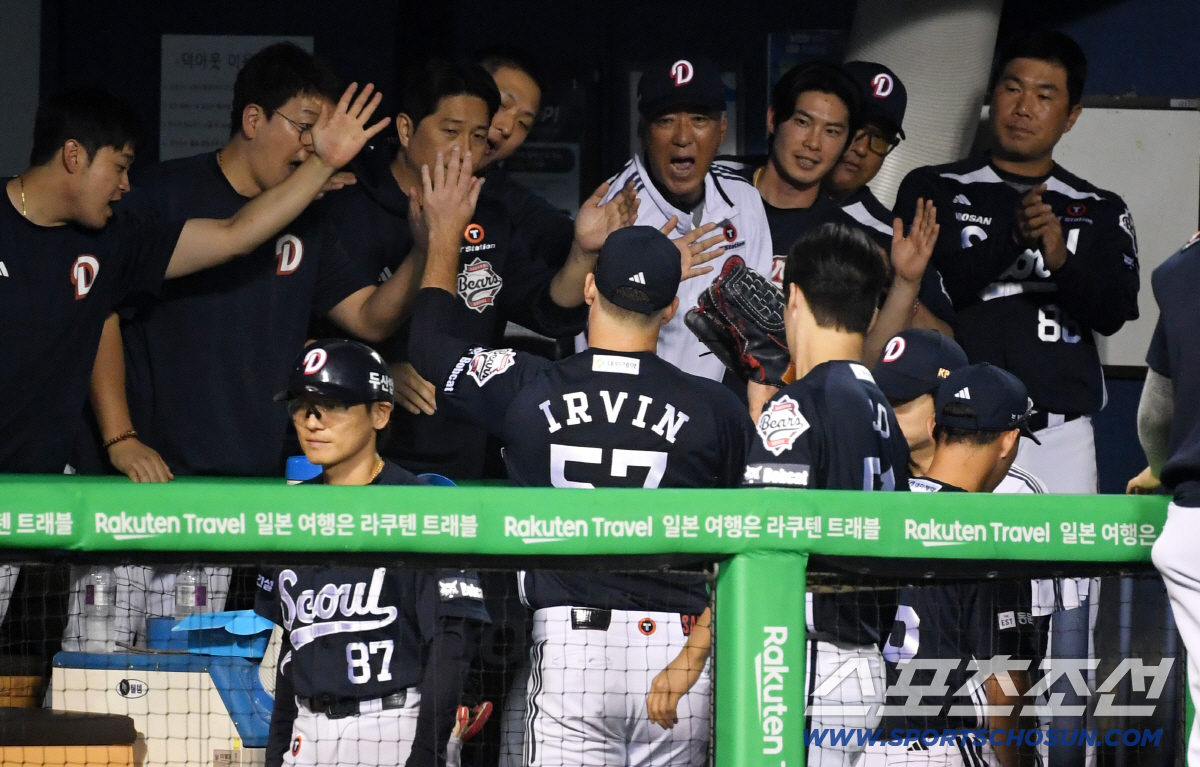 LG 오늘도 우승 실패. 3안타, 2병살타 졸전, 두산에 0대6 패배. …