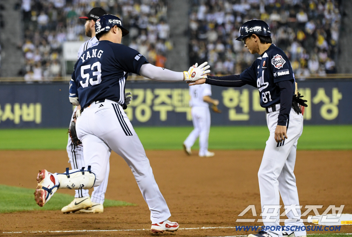 LG 오늘도 우승 실패. 3안타, 2병살타 졸전, 두산에 0대6 패배. …
