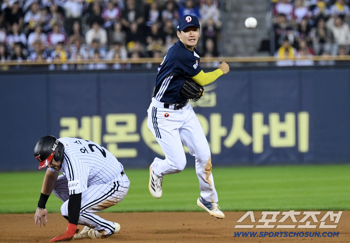 LG 오늘도 우승 실패. 3안타, 2병살타 졸전, 두산에 0대6 패배. …