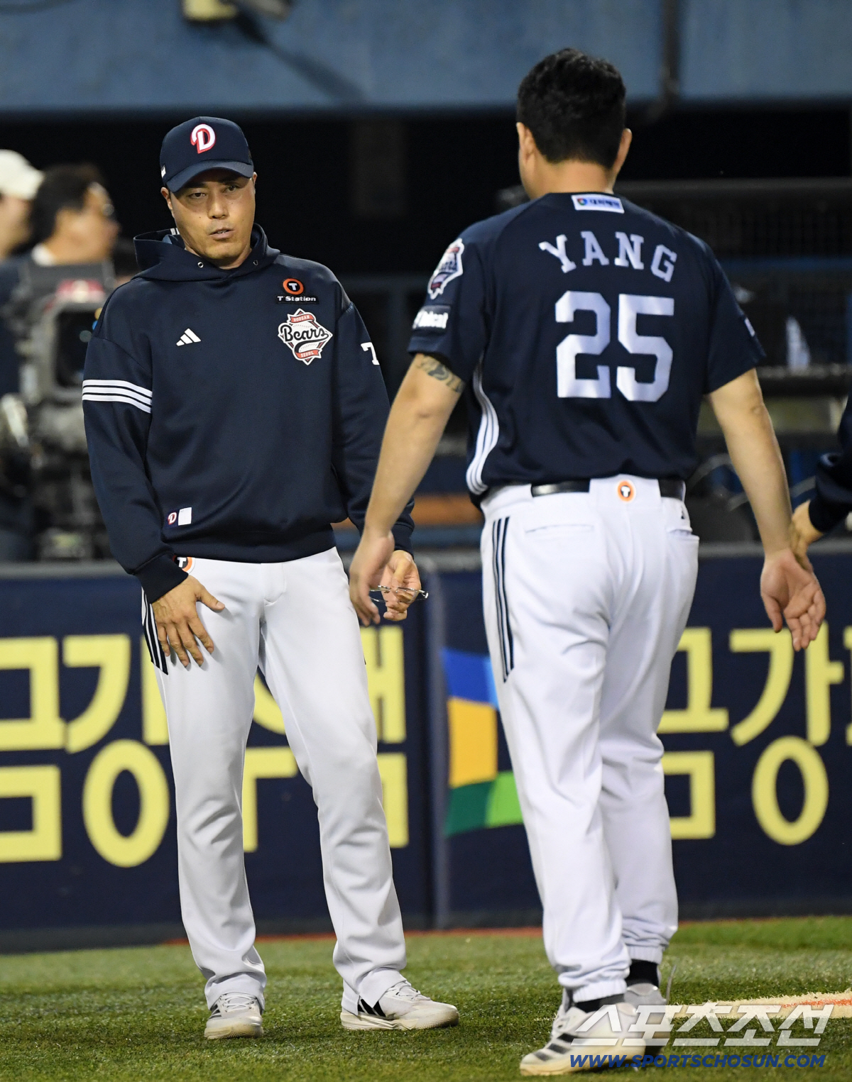 [포토] 두산 조성환 대행 '양의지 고생했다'