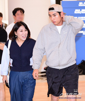 '인천공항 이정후와 함께 등장한 여성은?' 아직 과정일 뿐... 내년 더욱 기대 MLB 첫 풀타임[인천공항현장]