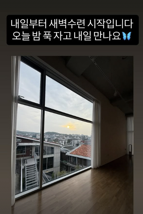 이효리, 회원들 요가 매트로 직접 깔아주는 '열혈'요가원장…수강생 호평 …