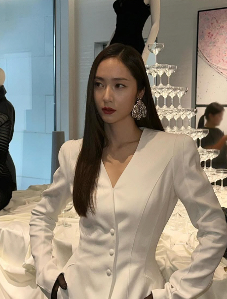 ‘입틀막 미모’ 크리스탈, 제시카 닮은 근황 공개 “역시 정자매 클래스”…