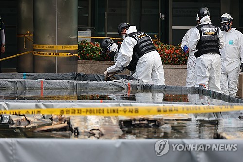 (대전=연합뉴스) 이주형 기자 = 30일 오전 대전 유성구 국가정보자원관리원(국정자원) 화재 현장에서 감식 관계자들이 불이 붙었던 무정전·전원 장치(UPS)용 리튬이온배터리의 상태를 살피고 있다. 앞서 지난 26일 정부 전산시스템이 있는 국정자원에서 리튬이온배터리 화재가 발생해 정부 전산 서비스가 대규모로 마비된 바 있다. 2025.9.30 coolee@yna.co.kr