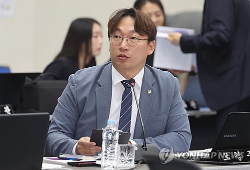 (부산=연합뉴스) 강선배 기자 = 더불어민주당 모경종 의원이 22일 부산 연제구 부산시청에서 열린 국회 행정안전위원회의 부산시에 대한 국정감사에서 질의하고 있다. 2024.10.22 sbkang@yna.co.kr