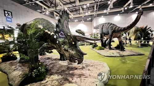 '경남고성공룡세계엑스포' 개막…익룡쇼·공룡퍼레이드 눈길