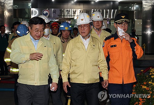 (대전=연합뉴스) 배재만 기자 = 김민석 국무총리가 27일 밤 대전 유성구 국가정보자원관리원을 찾아 윤호중 행정안전부 장관과 함께 화재 현장을 살펴보고 있다. 2025.9.27 scoop@yna.co.kr