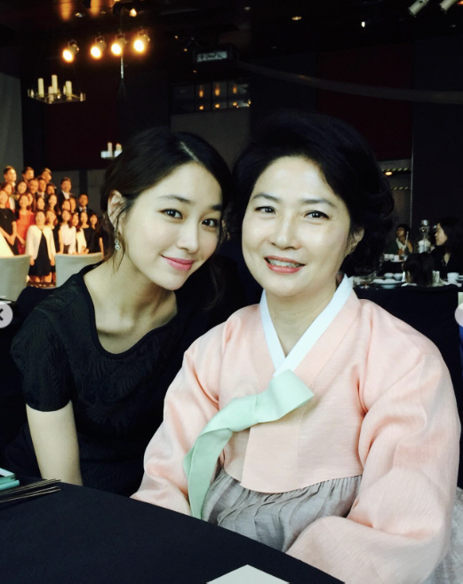 이민정, 친정 엄마가 더 예쁘다는 '붕어빵 모녀' 투샷..."최초로 유튜…