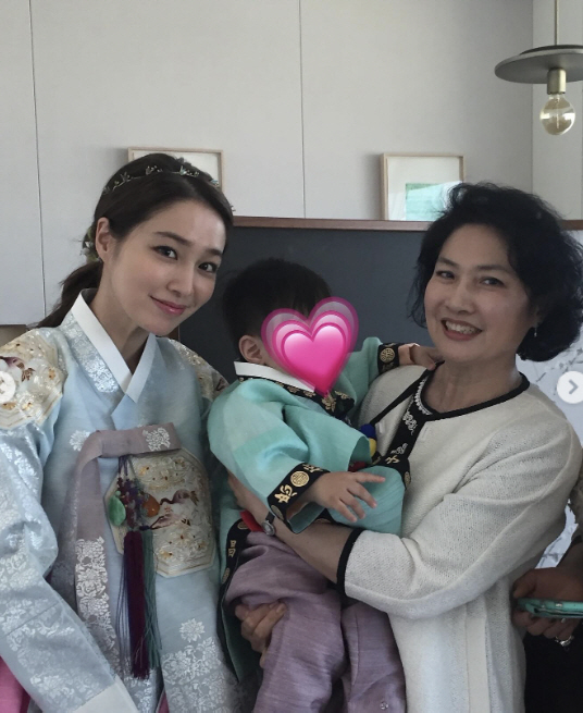 이민정, 친정 엄마가 더 예쁘다는 '붕어빵 모녀' 투샷..."최초로 유튜…