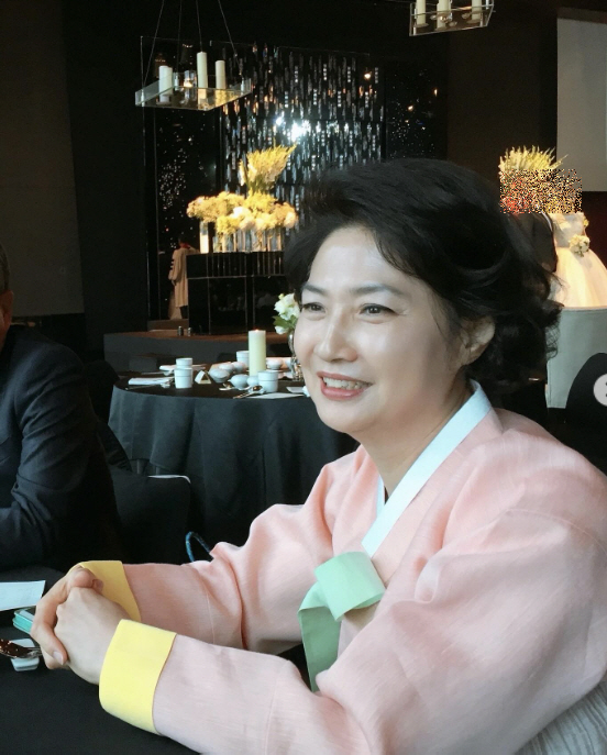 이민정, 친정 엄마가 더 예쁘다는 '붕어빵 모녀' 투샷..."최초로 유튜…