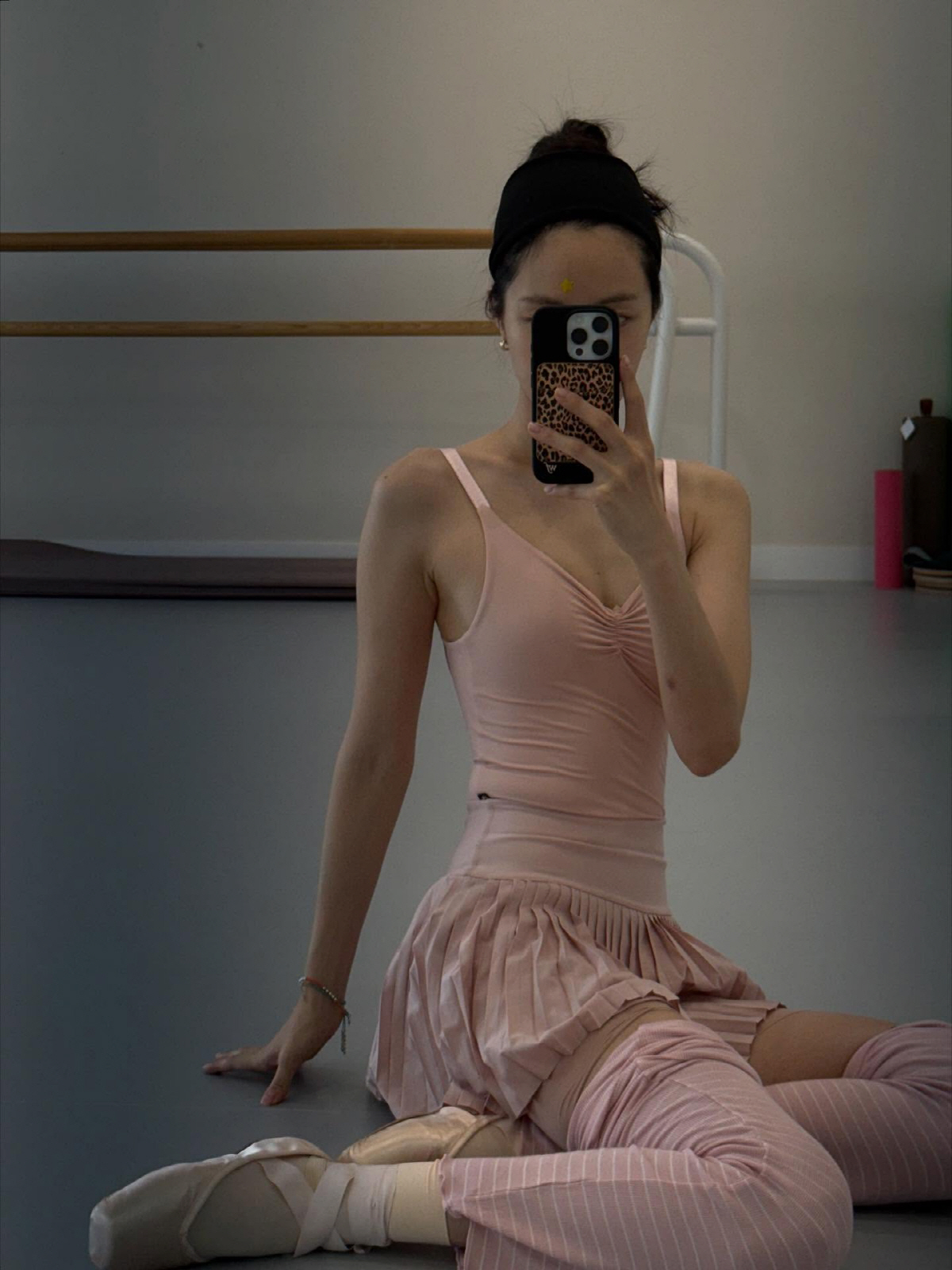 손나은, 발레복 입으니 더 앙상한 몸…실처럼 가는 개미허리[SCin스타]