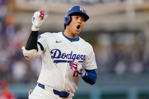 선제 솔로포-쐐기 투런포 폭발! 홈런神의 배트인가? 오타니 가을야구 화끈하게 출발