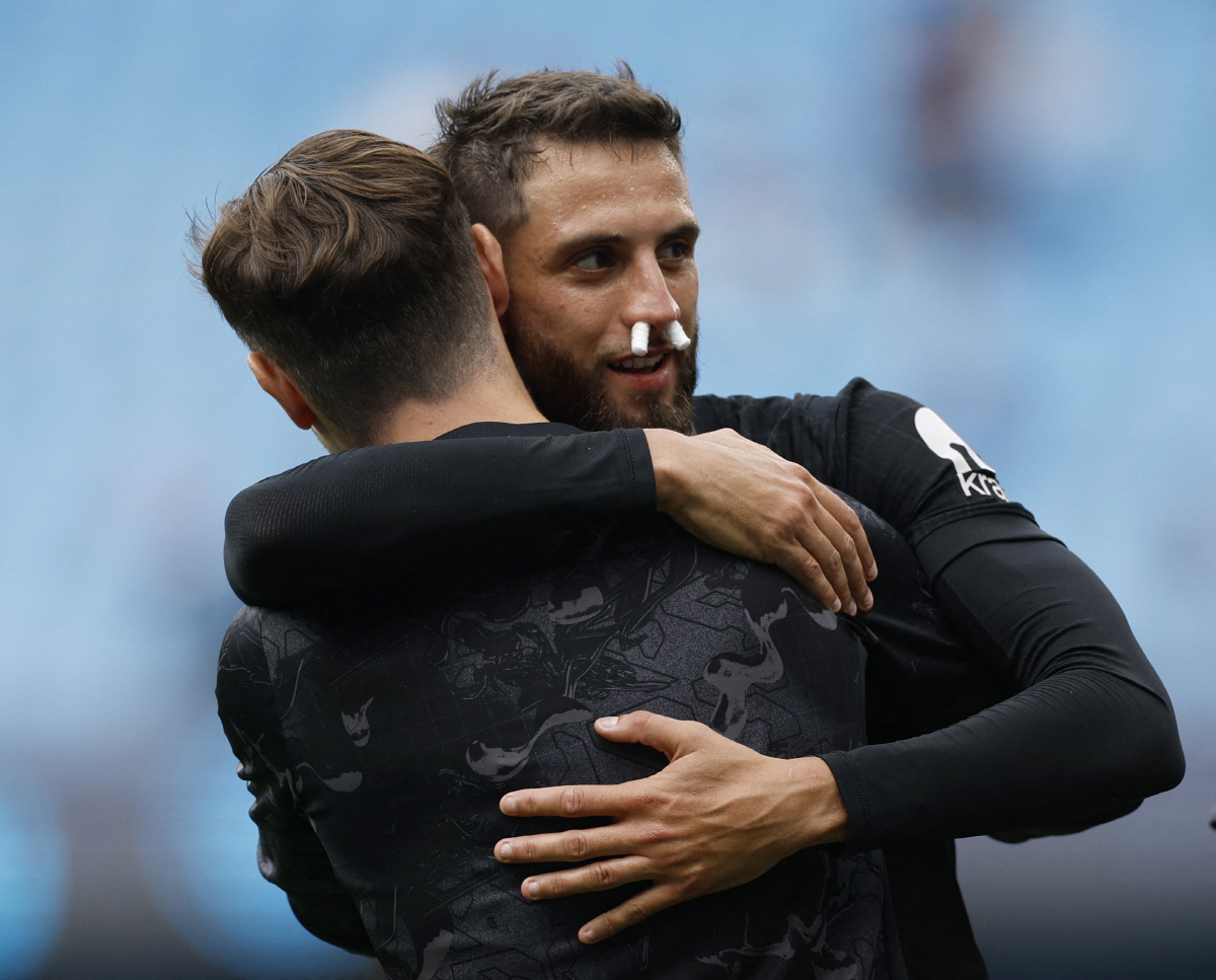 '손흥민 인종차별 선수' 재계약 초임박→"프로페셔널 해"…구단 최우선 과…