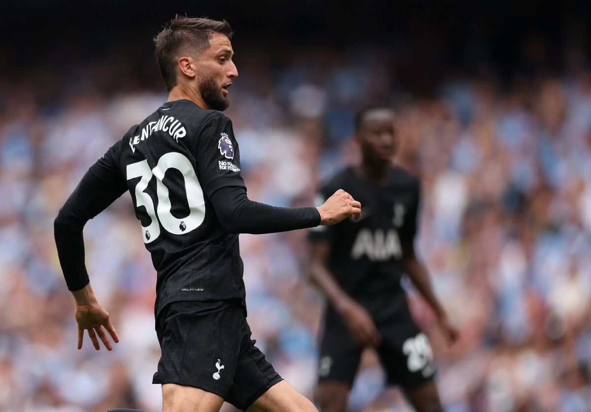 '손흥민 인종차별 선수' 재계약 초임박→"프로페셔널 해"…구단 최우선 과…