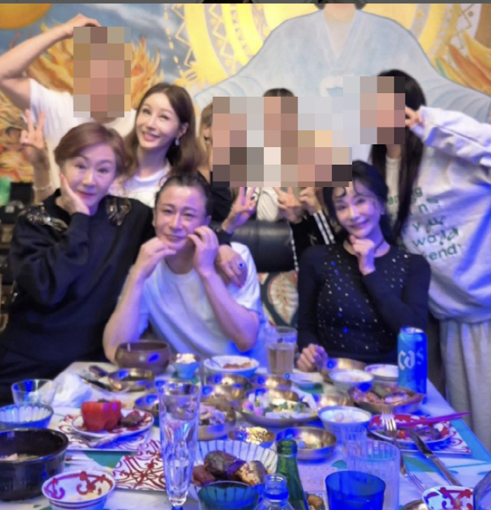 진미령, '사실혼 전남편' 故 전유성 사망 후 첫 근황…지인들과 밝은 미…