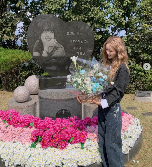 '故최진실 17주기' 최준희 뭉클한 성묘 “오늘도 그날처럼 날씨가 좋다”