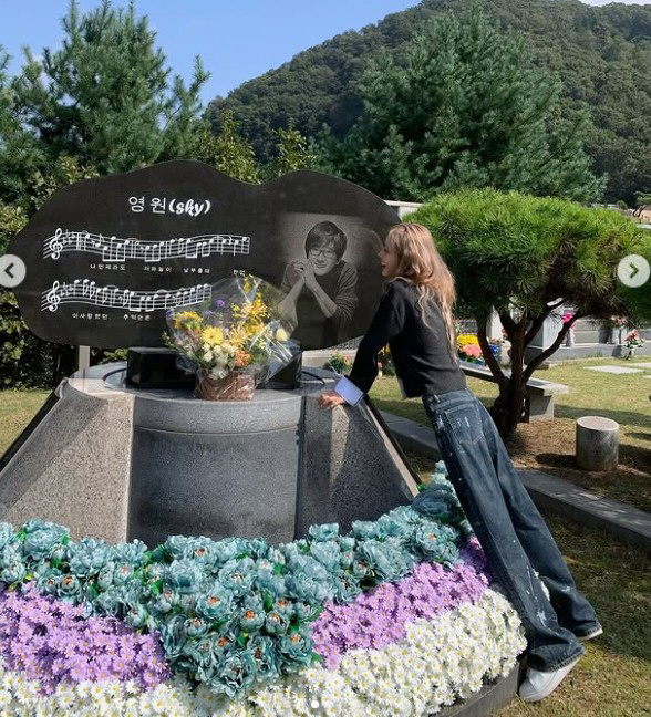 '故최진실 17주기' 최준희 뭉클한 성묘 “오늘도 그날처럼 날씨가 좋다”