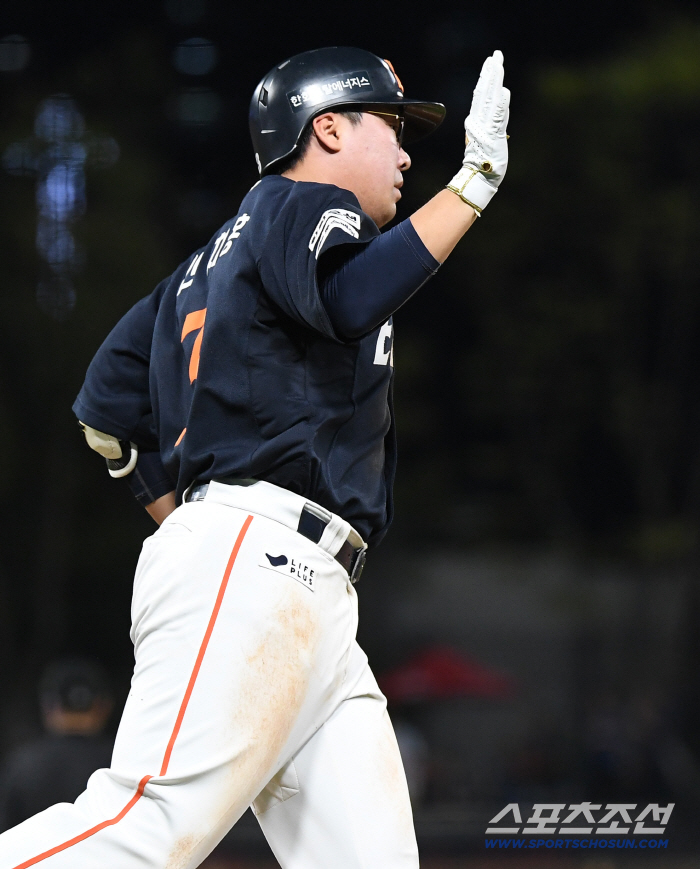 PS 합류 어려워지나…안치홍, 1군 엔트리 말소→강재민 등록