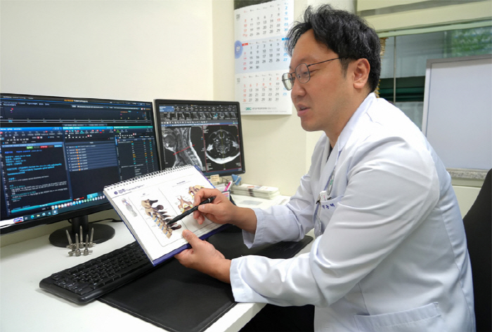 스마트폰과 함께 고개 숙인 당신, '거북목증후군' 부른다