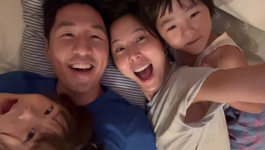 김나영, ♥마이큐와 결혼 발표..두 아들 격한 환영 "떨리고 신기해"
