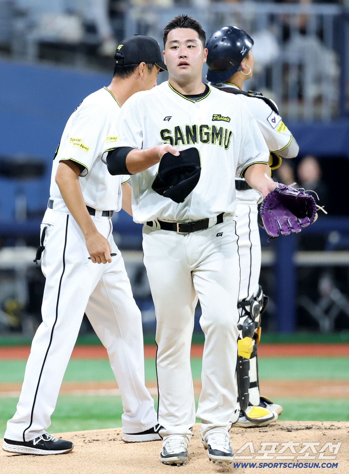'이럴수가 대이변' 14년 연속 1위의 10실점 붕괴…KT, 상무 꺾고 …